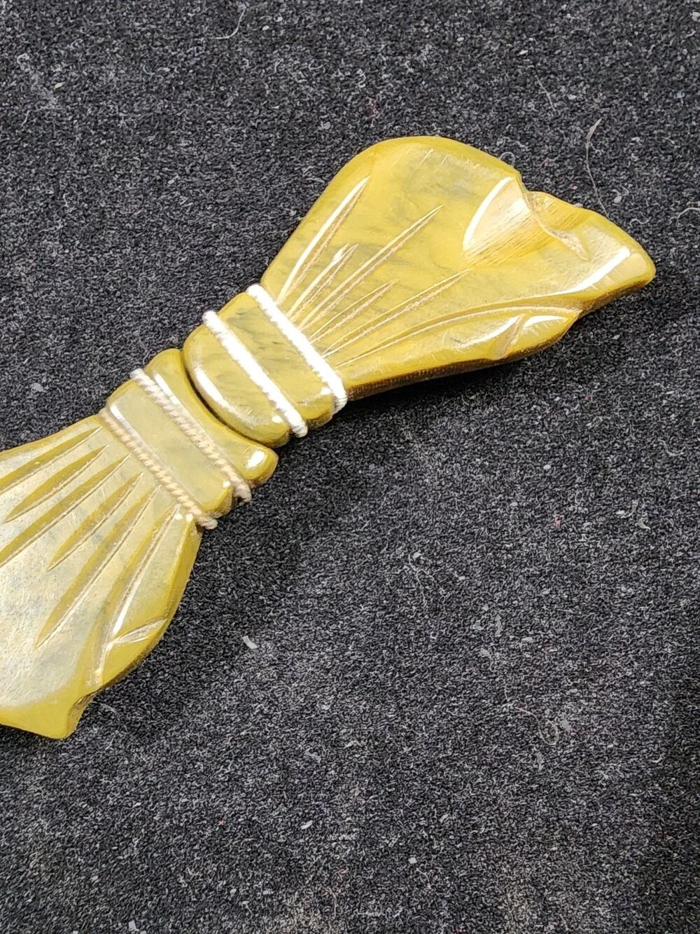 VINTAGE 40s/ 50s TESTED BAKELITE HUGE BOW BELT BUCKLE CARVED OLIVE GREEN RARE